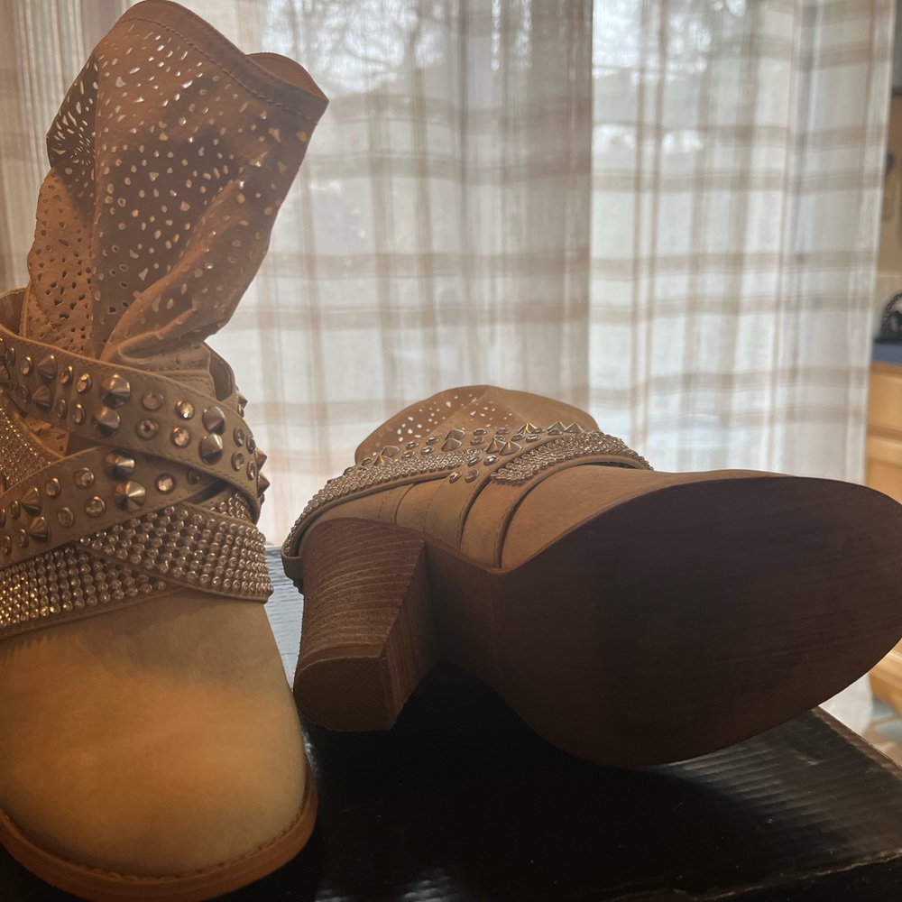 Not rated brand, size 6, sparkly cowboy boot, size 6